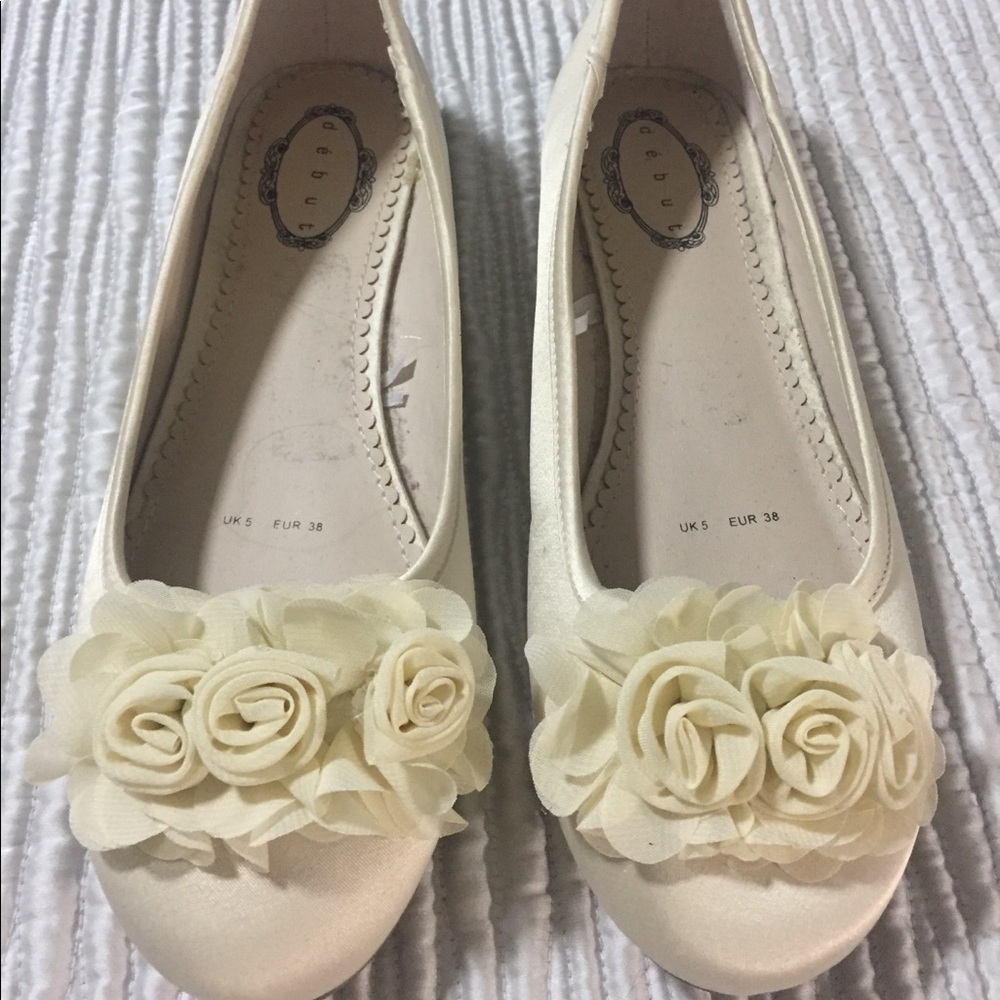 Wedding shoes. Flowers